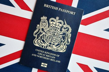 Ulusal arkaplanda mavi İngiliz pasaportu var. Yakın plan. Turizm ve vatandaşlık kavramı
