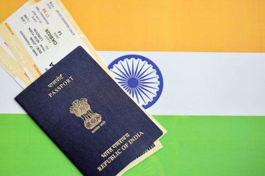 Arka planda uçak biletleri olan mavi Hindistan pasaportu. Turizm ve seyahat kavramı