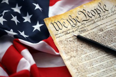 Amerika Birleşik Devletleri Anayasası ve Amerikan Bayrağı 'nın açılışı. Eski sarı kağıtta 