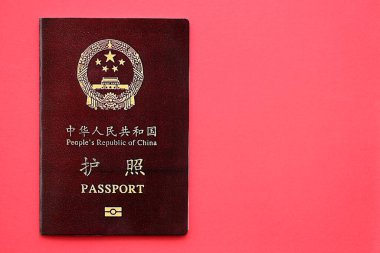 Çin Halk Cumhuriyeti 'nin kırmızı pasaportu. Parlak arkaplanda PRC Çin pasaportu