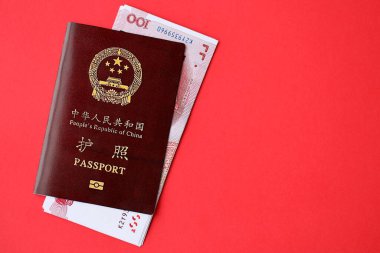 Çin Halk Cumhuriyeti ve Çin Yuan 'ının kırmızı pasaportu. Parlak arkaplanda PRC Çin pasaportu