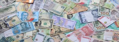 Farklı para birimlerinden bir sürü banknot. Rastgele para akışının arka planı kapanıyor.