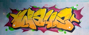 Sokak sanatı kültürü tarzında boya lekeleriyle süslenmiş eski duvar. Duvarında parlak aerosol çizgileri olan graffiti resimlerinin renkli arka planı. Renkli arkaplan dokusu