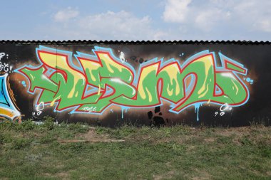 Sokak sanatı kültürü tarzında boya lekeleriyle süslenmiş eski duvar. Duvarında parlak aerosol çizgileri olan graffiti resimlerinin renkli arka planı. Renkli arkaplan dokusu