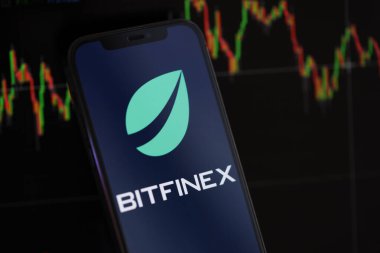 KYIV, UKRAINE - iPhone ekranında 15 Mart 2024 Btfinex logosu ve kripto para birimi değer grafikleri. Kripto döviz portalı