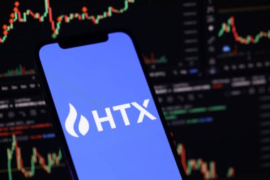 KYIV, UKRAINE - iPhone ekranında 15 Mart 2024 HTX logosu ve kripto para birimi değer grafikleri. Kripto döviz portalı