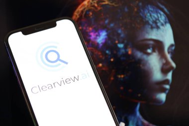 KYIV, UKRAINE - İPhone ekranında 17 Mart 2024 tarihli ClearView logosu Yapay Zeka fütüristik ai 'nin oluşturduğu arkaplan yakın plan