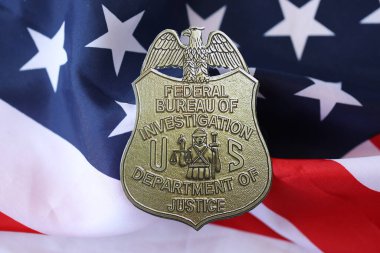 KYIV, UKRAINE - 9 Mart 2024 ABD FBI Federal Araştırma Bürosu Amerika Birleşik Devletleri bayrağına yakın