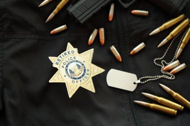 KYIV, UKRAINE - 9 Mart 2024 ABD Emekli Polis Memuru rozeti üzerinde silah, mermi ve künye var.