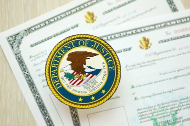 KYIV, UKRAINE - 9 Mart 2024 ABD Adalet Bakanlığı vatandaşlığa kabul belgesinde