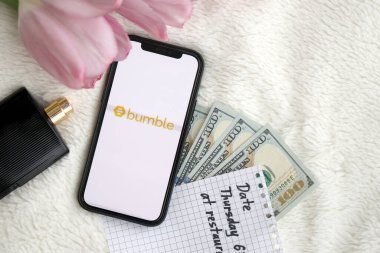 KYIV, UKRAINE - 23 Şubat 2024 Ünlü çöpçatanlık sitesinin logosu veya iPhone ekranındaki uygulama iPhone ekranını kapat