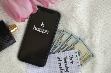 KYIV, UKRAINE - 23 Şubat 2024 Ünlü çöpçatanlık sitesinin logosu veya iPhone ekranındaki uygulama Kapat