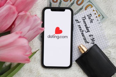 KYIV, UKRAINE - 23 Şubat 2024 tarihli Datingcom sitesi logosu veya iPhone ekranındaki uygulamayı kapat