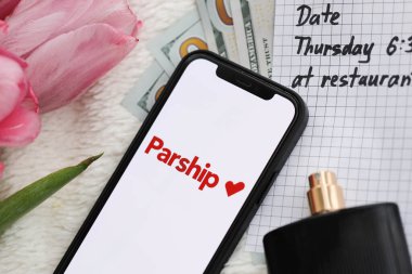 KYIV, UKRAINE - 23 Şubat 2024 Ünlü flört sitesinin logosu veya iPhone ekranındaki uygulama iPhone ekranını kapat