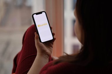 KYIV, UKRAINE - 23 Şubat 2024 Ünlü çöpçatanlık sitesinin logosu veya iPhone ekranındaki uygulama iPhone ekranını kapat