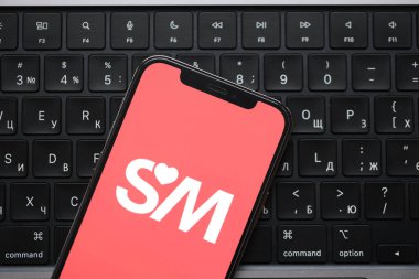 KYIV, UKRAINE - 23 Şubat 2024 Ünlü çöpçatanlık sitesi ya da iPhone ekranındaki uygulamanın sunucu logosu