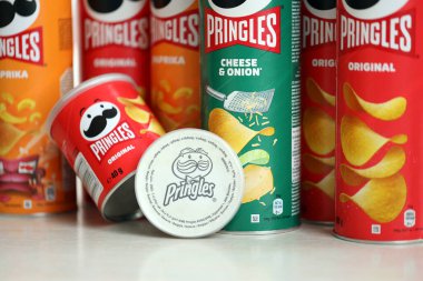 KYIV, UKRAINE - 27 Şubat 2024 Pringles orijinal patates cipsi beyaz arka planda. Pringles, Kellog Şirketi 'ne ait bir patates cipsi markası.