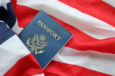 Ulusal arkaplanda mavi Amerika Birleşik Devletleri pasaportu var. Turizm ve vatandaşlık kavramı