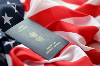 Amerika Birleşik Devletleri ulusal bayrağında mavi Hint pasaportu yakın plan. Turizm ve diplomasi kavramı