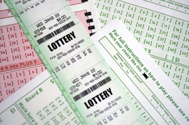 Yeşil ve kırmızı piyango biletleri boş banknotlar üzerinde piyango oynamak için numaralar yakın çekim için