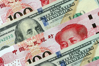 Çin Halk Cumhuriyeti ve Amerika Birleşik Devletleri 'nin birçok para faturası. PRC Yuan ve USD dolar banknotları kapanıyor.