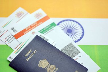 Hindistan 'ın Eşsiz Kimlik Otoritesi' nden Hint Aadhaar kartı ve Hint bayrağının üzerindeki pasaport.