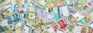 Farklı para birimlerinden bir sürü banknot. Rastgele para akışının arka planı kapanıyor.