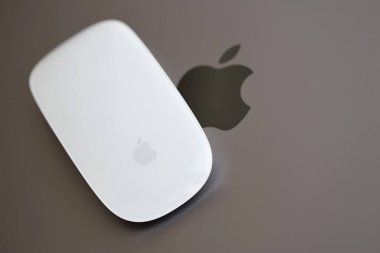 KYIV, UKRAINE - 27 Kasım 2023 Apple Magic Mouse 3. Nesil Gri MacBook 2021 ile yakın plan