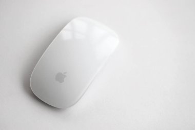 KYIV, UKRAINE - 27 Kasım 2023 Apple Magic Mouse 3. nesil beyaz arka planda yatıyor
