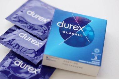 KYIV, UKRAINE - 27 Kasım 2023 Durex mavi prezervatifler.
