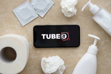 KYIV, UKRAINE - 23 Ocak 2024 Tube8 yetişkin içeriği web sitesi logosu iPhone 12 Pro akıllı telefon ekranında