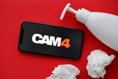 KYIV, UKRAINE - 23 Ocak 2024 Cam4 yetişkin içeriği web sitesi logosu iPhone 12 Pro akıllı telefon ekranında