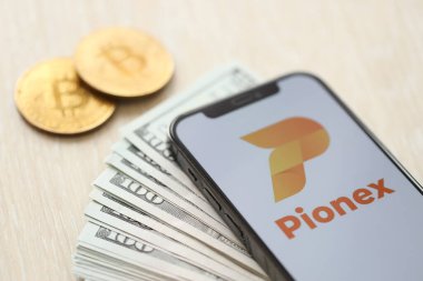 KYIV, UKRAINE - 15 Mart 2024 Pionex logosu iPhone ekranında dolar ve bitcoin ile. Kripto döviz portalı