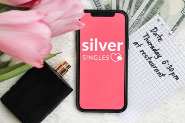 KYIV, UKRAINE - 23 Şubat 2024 Ünlü flört sitesi logosu veya iPhone ekranındaki uygulama iPhone ekranını kapat