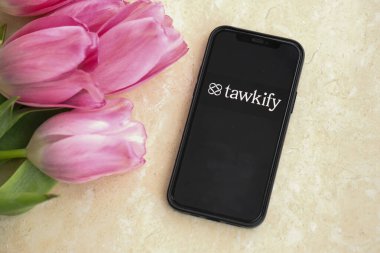 KYIV, UKRAINE - 23 Şubat 2024 Ünlü çöpçatanlık sitesinin Tawkify logosu veya iPhone ekranındaki uygulamayı kapat