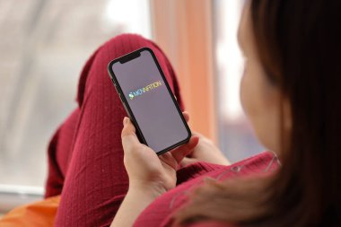 KYIV, UKRAINE - 23 Şubat 2024 Ünlü çöpçatanlık sitesinin logosu veya iPhone ekranındaki uygulama kapat