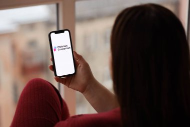 KYIV, UKRAINE - 23 Şubat 2024 Ünlü çöpçatanlık sitesi veya iPhone ekranındaki uygulamanın Hıristiyan Bağlantısı logosu