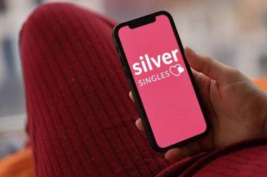 KYIV, UKRAINE - 23 Şubat 2024 Ünlü flört sitesi logosu veya iPhone ekranındaki uygulama iPhone ekranını kapat