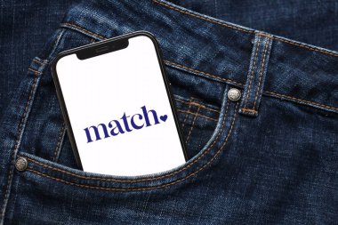 KYIV, UKRAINE - 23 Şubat 2024 Ünlü çöpçatanlık sitesinin logosu veya iPhone ekranındaki uygulamayı kapat