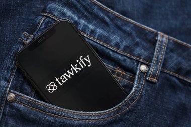 KYIV, UKRAINE - 23 Şubat 2024 Ünlü çöpçatanlık sitesinin Tawkify logosu veya iPhone ekranındaki uygulamayı kapat