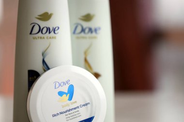 KYIV, UKRAINE - 27 Şubat 2024 Dove Prodüksiyonu, günümüzde Unilever 'a ait olan ve 80' den fazla ülkede satılan bir kişisel bakım markası.