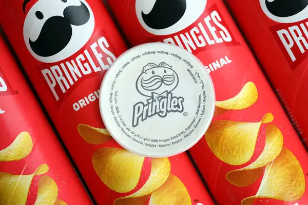 KYIV, UKRAINE - 27 Şubat 2024 Pringles orijinal patates cipsi beyaz arka planda. Pringles, Kellog Şirketi 'ne ait bir patates cipsi markası.