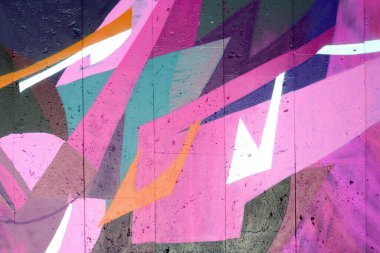 Duvarında parlak aerosol çizgileri olan grafiti resimlerinin renkli arka planı. Eski moda sokak sanatı sprey boya kutularından yapılmış. Çağdaş gençlik kültürü arka planı