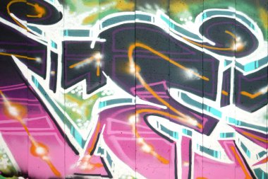 Duvarında parlak aerosol çizgileri olan grafiti resimlerinin renkli arka planı. Eski moda sokak sanatı sprey boya kutularından yapılmış. Çağdaş gençlik kültürü arka planı