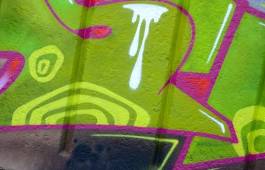Duvarında parlak aerosol çizgileri olan grafiti resimlerinin renkli arka planı. Eski moda sokak sanatı sprey boya kutularından yapılmış. Çağdaş gençlik kültürü arka planı