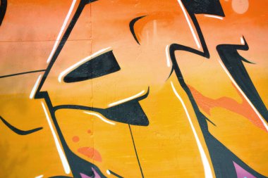 Duvarında parlak aerosol çizgileri olan grafiti resimlerinin renkli arka planı. Eski moda sokak sanatı sprey boya kutularından yapılmış. Çağdaş gençlik kültürü arka planı