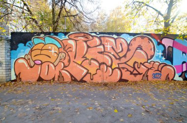 Sokak sanatı kültürü tarzında boya lekeleriyle süslenmiş eski duvar. Duvarında parlak aerosol çizgileri olan graffiti resimlerinin renkli arka planı. Renkli arkaplan dokusu