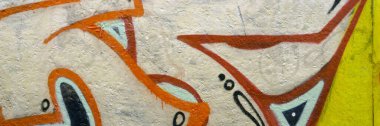 Duvarında parlak aerosol çizgileri olan grafiti resimlerinin renkli arka planı. Eski moda sokak sanatı sprey boya kutularından yapılmış. Çağdaş gençlik kültürü arka planı