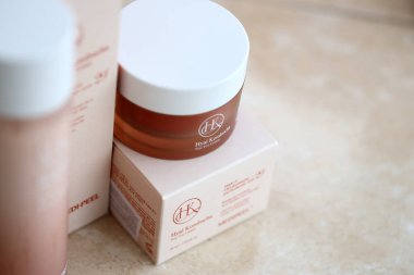 KYIV, UKRAINE - 27 Kasım 2023 Hyatt Kombucha, cilt kremi ve toner Medipeel markası ile karşı karşıya.