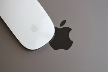 KYIV, UKRAINE - 27 Kasım 2023 Apple Magic Mouse 3. Nesil Gri MacBook 2021 ile yakın plan